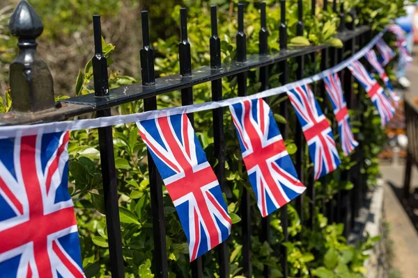Крупный План Флагов Великобритании Свисающих Черного Металлического Забора Выбранный Фокус — стоковое фото