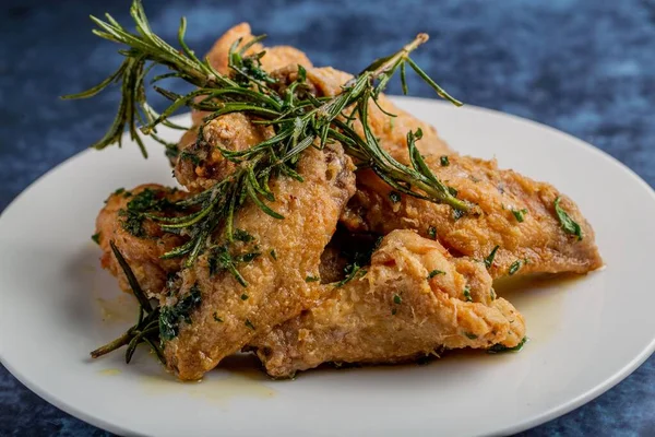 Closeup Shot Tasty Fried Chicken Wings Spices Rosemary Leaves Plate — Stock Photo, Image