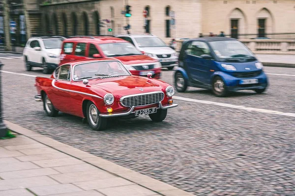 Voiture Rouge Classique Circulant Dans Rue Volvo 1800 — Photo