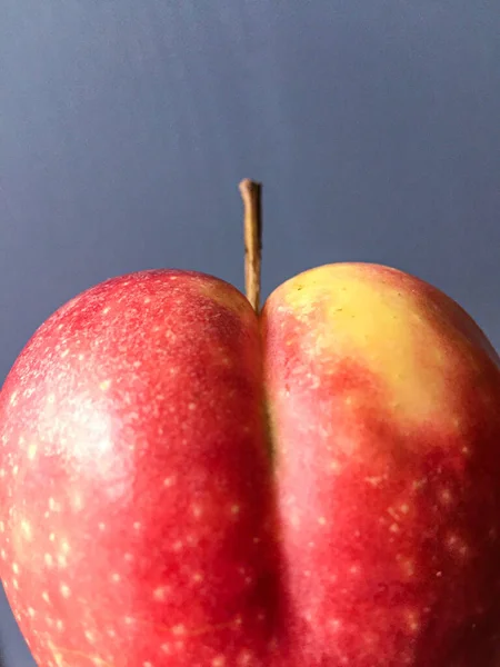 Großaufnahme Eines Großen Roten Und Gelben Apfels Auf Schwarzem Hintergrund — Stockfoto
