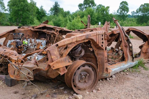 Выжженная Развалина Старой Машины Ржавеет Оставленная Открытом Воздухе — стоковое фото