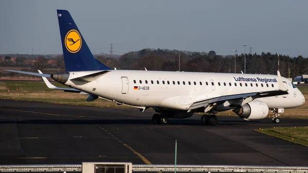 Lufthansa Embraer E190Lr Aecb Vai Para Pista Newcastle Para Partir — Fotografia de Stock