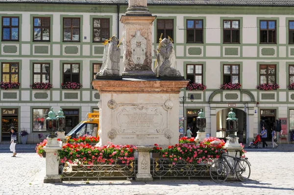 Marienplatz Főtere Amely Háttérben Álló Épületekkel Díszített Emlékművet Mutatja — Stock Fotó