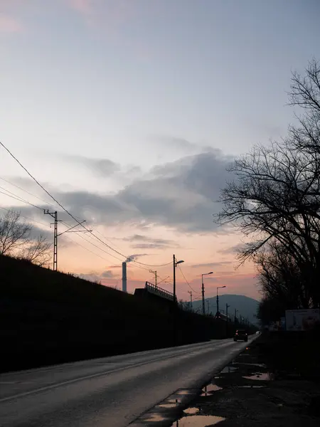 日没時の道路の垂直ショット — ストック写真