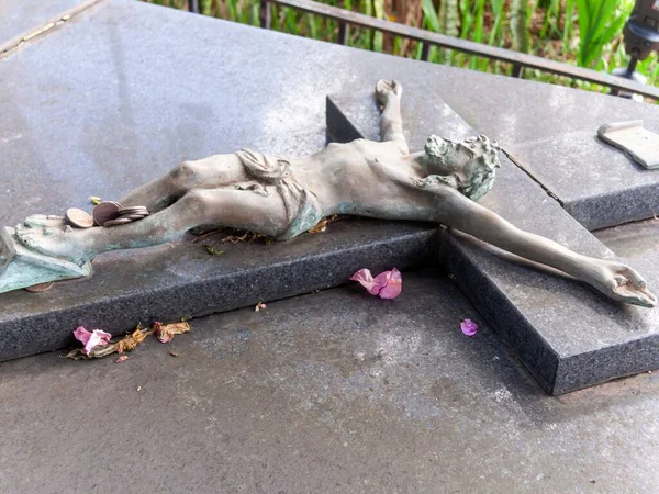 Крест Надгробии Кладбище Распятие Изображением Иисуса Христа — стоковое фото