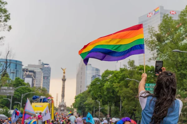 Mexiko Stadt Mexiko Juni 2022 Frau Hält Regenbogen Lgbt Flagge — Stockfoto