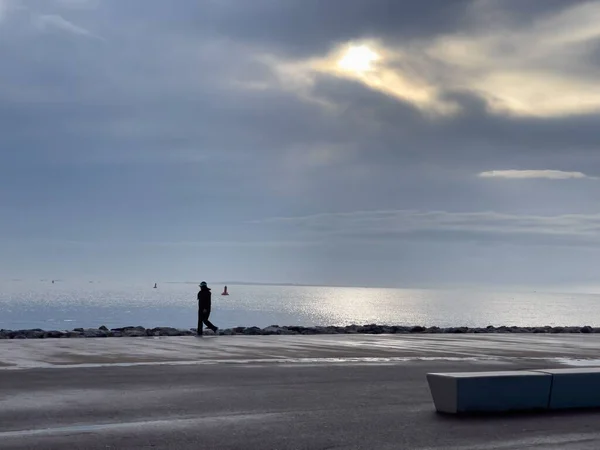 Man Wandelend Zee Bij Zonsopgang — Stockfoto