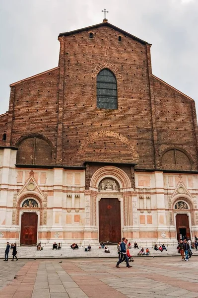 Vertical Shot San Petronio Church Crowded People Piazza Maggiore Bologna — Stock Photo, Image