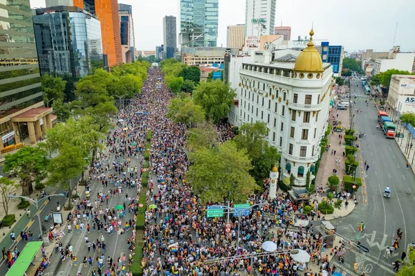 2022年6月25日 墨西哥城 Reforma的骄傲游行空中射击 Lgbtq带着五颜六色的自豪大游行 — 图库照片