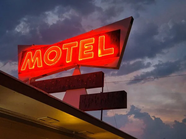 Egy Alacsony Szög Lövés Piros Neon Motel Jel Ellen Sötét — Stock Fotó
