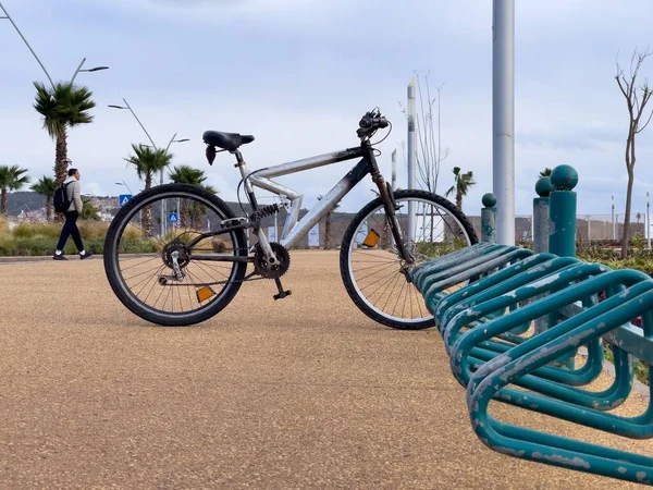Μονόκλινο Ποδήλατο Κλειδωμένο Μια Σχάρα Ποδηλάτου Δημόσιο Χώρο — Φωτογραφία Αρχείου