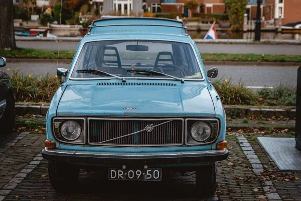 Старая Классическая Синяя Машина Припаркована Улице Volvo 140 — стоковое фото