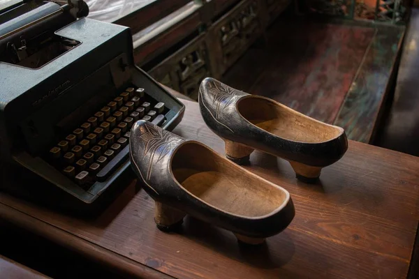 Sapatos Madeira Velhos Feitos Mão Mesa Com Uma Máquina Velha — Fotografia de Stock