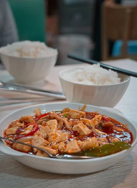 Ein Vertikaler Schuss Einer Portion Köstlichen Chinesischen Tofu Einem Restaurant — Stockfoto