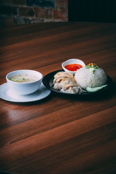 Sebuah Gambar Vertikal Dari Sebuah Hidangan Asia Yang Mengandung Sup — Stok Foto