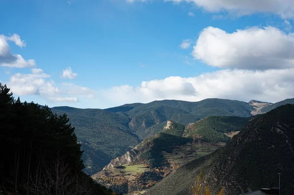 Sonbaharda Dağ Vadisinin Güzel Manzarası — Stok fotoğraf