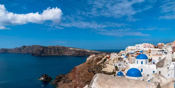 Bewolkte Blauwe Lucht Boven Zee Oia Santorini Griekenland Gevangen Van — Stockfoto