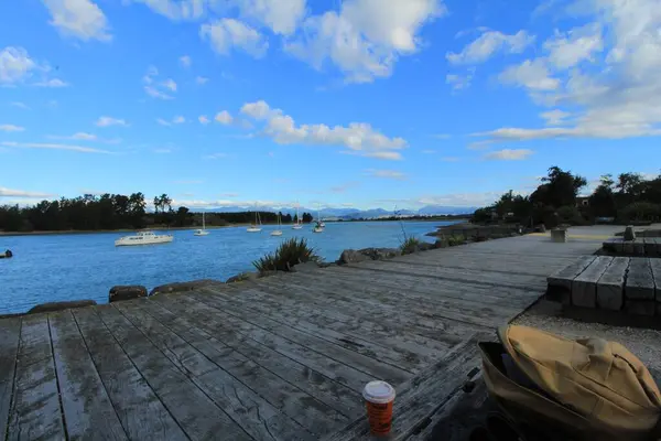 Uma Mochila Uma Xícara Café Assento Margem Lago — Fotografia de Stock