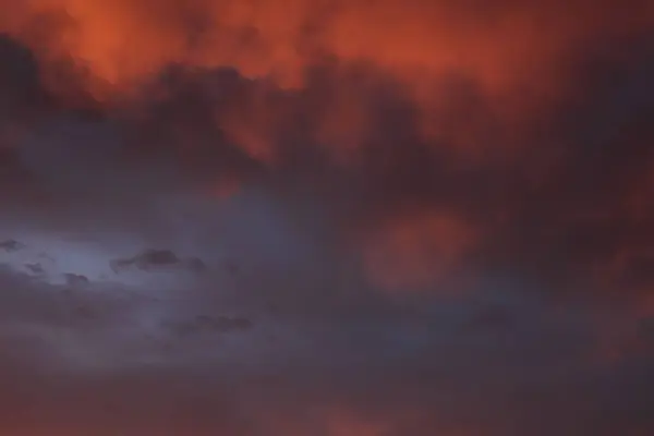 Helle Wolkendecke Über Hellem Sonnenuntergang Hintergrund Leuchtendes Orange Rot Violett — Stockfoto