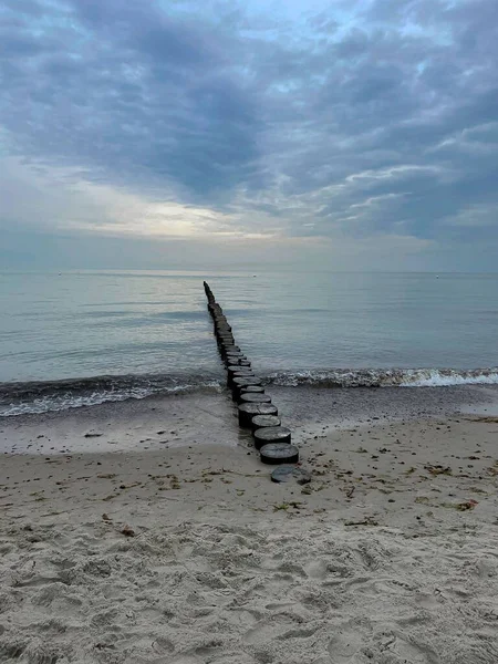 Vertical Shot Breakwater Built Wooden Logs Ocean — Stock Photo, Image