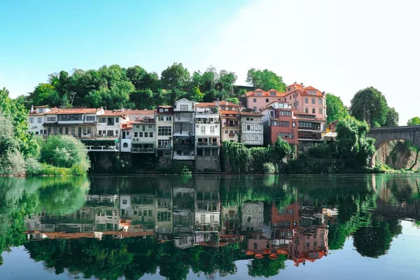 다리가 해변에 건물들의 아름다운 포르투갈의 아마란테 — 스톡 사진