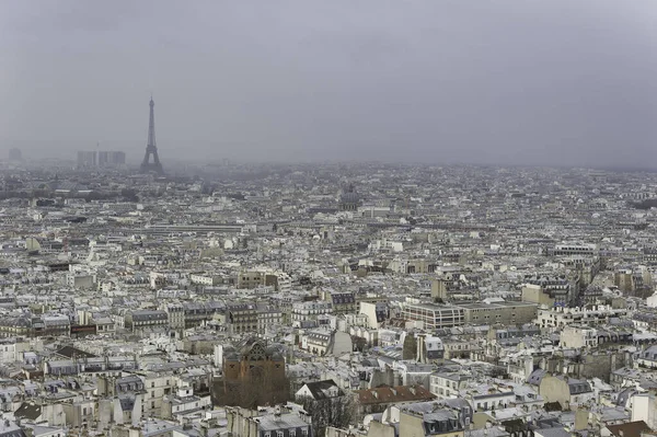 Повітряний Вид Знамените Місто Париж Ейфелевою Вежею Віддалі Туманний День — стокове фото