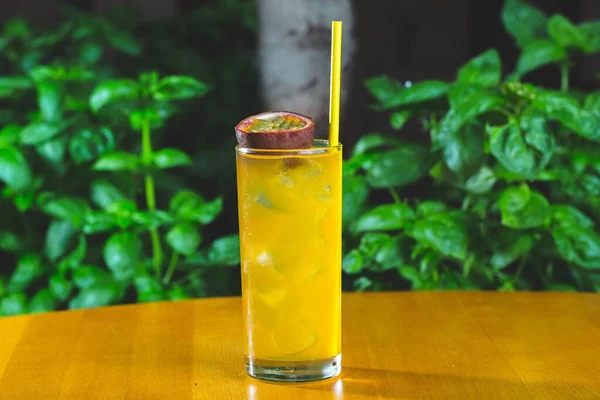 Glaskopp Cocktail Med Passionsfrukt Ett Träbord — Stockfoto