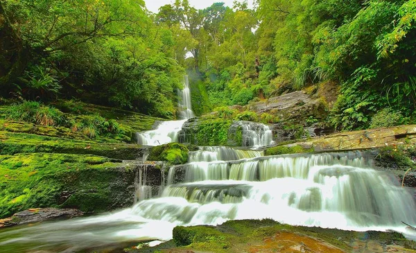 Ein Atemberaubender Blick Auf Wasserfall Fließt Durch Üppige Grüne Vegetation — Stockfoto