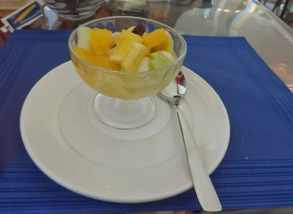 Restoran Masasındaki Cam Kasede Bir Fincan Meyveli Salatanın Yakından Görüntüsü — Stok fotoğraf
