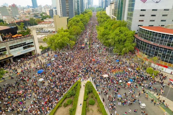 2022年6月25日 墨西哥城 Reforma的骄傲游行空中射击 Lgbtq带着五颜六色的自豪大游行 — 图库照片