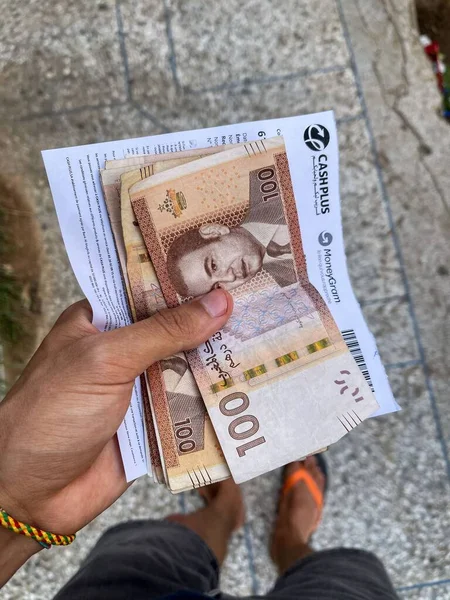 Ręczne Trzymanie Banknotów 100Dh Maroku — Zdjęcie stockowe
