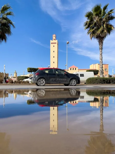 Carro Dirigindo Estrada Com Uma Mesquita Fundo — Fotografia de Stock