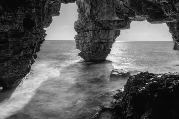 グレースケールでスペイン アリカンテのベニタツセルにモラーイグの洞窟の開口部 — ストック写真