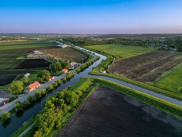 川沿いの田舎の村への日の出の空中撮影 — ストック写真