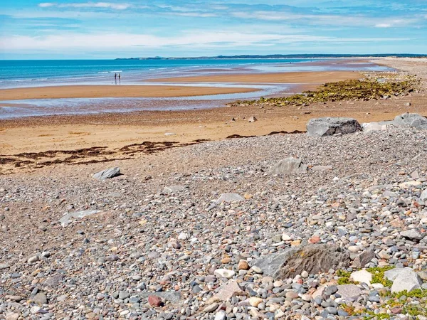 Duas Figuras Praia Dinas Dinlle Perto Caernarfon North Wales Com — Fotografia de Stock