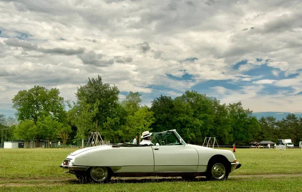 背景に劇的な空を持つ有名な60年代のフランスのコンバーチブルシトロエンDs車 これは電気自動車です — ストック写真