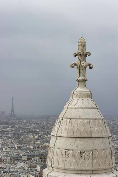 Plano Vertical Cúpula Del Sagrado Corazón Montmartre Contra Paisaje Nublado —  Fotos de Stock