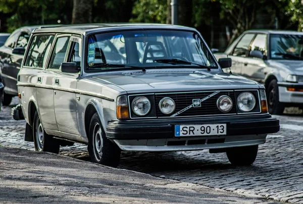 Старая Классическая Синяя Машина Припаркована Улице Volvo 245 — стоковое фото