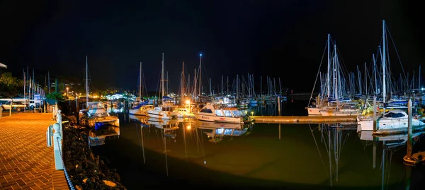 Une Vue Nuit Tropical Marina Reflétant Les Bateaux Les Lumières — Photo