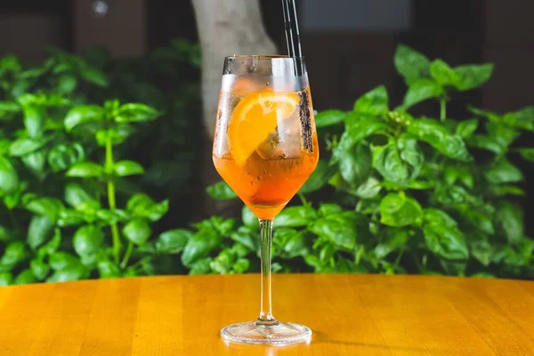 Una Tazza Aperol Cocktail Tavolo Legno — Foto Stock