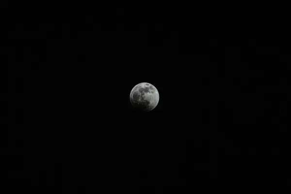 Uma Imagem Tons Cinza Uma Lua Cheia Num Céu Escuro — Fotografia de Stock