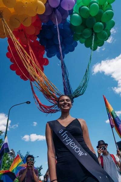Una Mujer Con Globos Arco Iris Pelo Durante Desfile Del —  Fotos de Stock