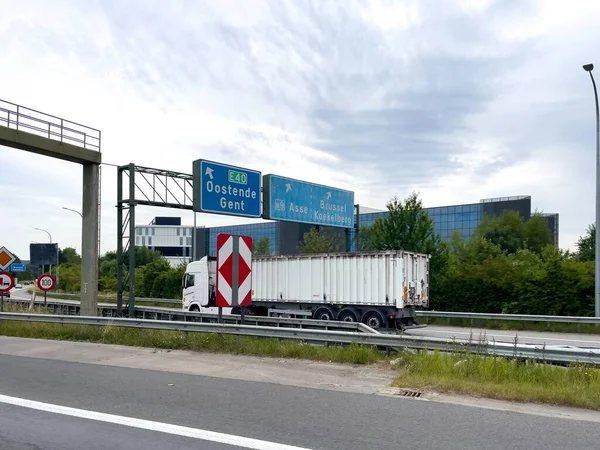 Grote Vrachtwagen Rijdt Weg België — Stockfoto