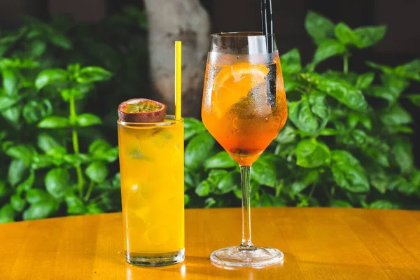 Nahaufnahme Eines Aperols Mit Orange Und Einem Cocktail Mit Passionsfrucht — Stockfoto