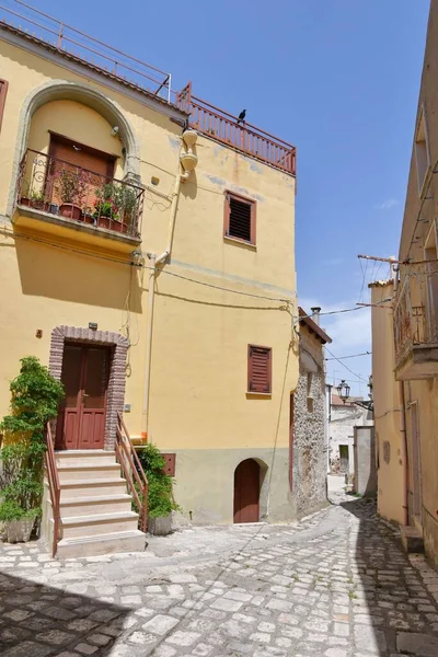 イタリアのマテーラの州の村 イルシーナの古い家の間の小さな通り — ストック写真