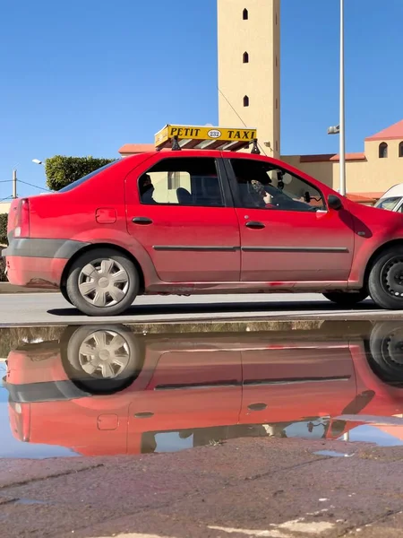 Carro Dirigindo Estrada Com Uma Mesquita Fundo — Fotografia de Stock