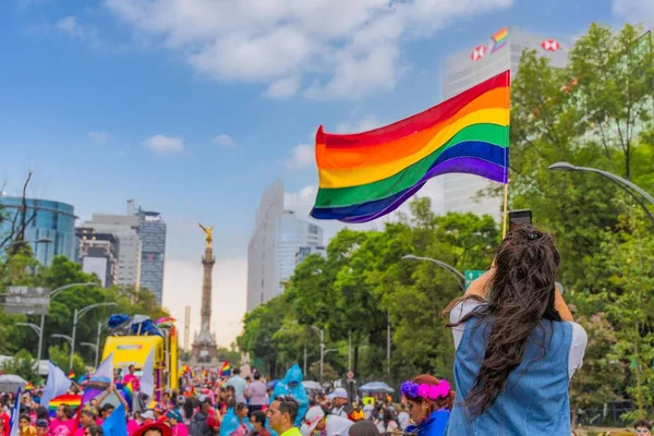 Mexiko Stadt Mexiko Juni 2022 Frau Hält Regenbogen Lgbt Flagge — Stockfoto