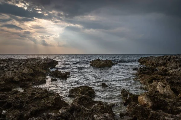 Deniz Üzerindeki Bulutlu Gökyüzü Yazın Gün Batımında Sahilden Yakalanır — Stok fotoğraf