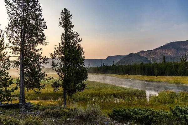 Landscape Water Surrounded Trees Mountains Sunset Yellowstone National Park United — Stock Photo, Image