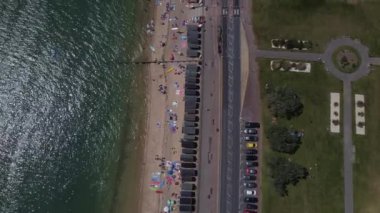 Thorpe Körfezi sahil şeridinin ve çevresinin 4K dikey insansız hava aracı görüntüsü